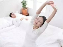 南京美女睡了10年的床墊，掀開(kāi)后把全家人都嚇傻了……